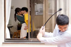 Em nữ học sinh nghịch ngợm thích cosplay dam dang trong lễ hội ở trường