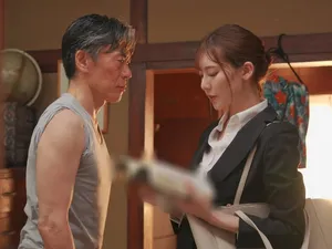 Một sinh viên đại học siêu xinh đẹp! Đôi chân đẹp trong đôi tất đen! Cô ấy cọ xát cái lồn đầy lông của mình bằng một cái cu giả, nắm lấy cu của bạn mình và liếm nó, cô ấy thích ăn cu