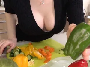 Cô vợ hư hỏng ngực lớn dễ thương với nụ cười ngọt ngào và cảnh quan hệ tình dục hư hỏng trên giường, bạn có bị thu hút bởi cô ấy không?