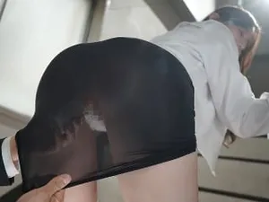 Bố dượng vụng trộm móc bướm con gái khi đang cùng nhau tổ chức bữa tiệc