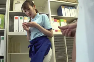 Con ghệ dam dang vừa làm việc vừa được any đụ phía sau